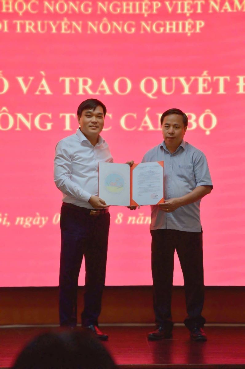 Công bố và trao quyết định về công tác cán bộ Viện Di truyền Nông nghiệp